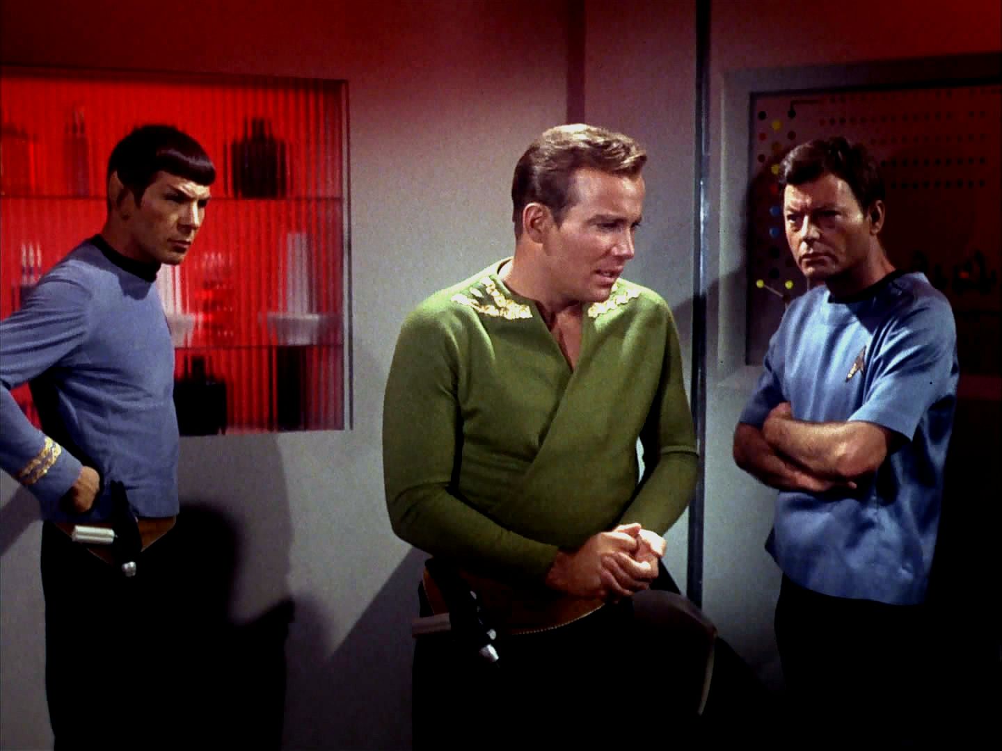 Opraveným transportérem zkusili sjednotit obě verze alfanského psíka, ten ale nepřežil. Spock věří, že to bylo šokem. Kapitán se musí rychle rozhodnout, jinak jeho muži dole zmrznou.