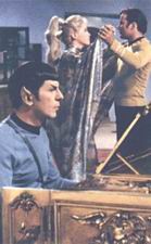 Kirk tančí s Raynou valčík za Spockovaklavírního doprovodu