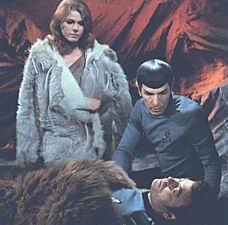 Spock a Zarabeth ošetřují McCoye