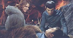 Spock a Zarabeth ošetřují McCoye