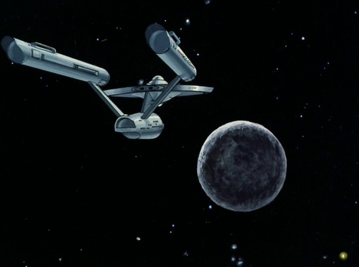 Enterprise je přitahována silnou gravitací ke kvasaru M-17 a přijímá neznámé rádiové vlny.