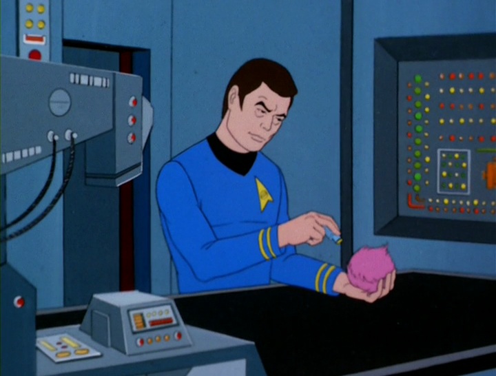 McCoy jeho tvrzení potvrdí a malí tribblové se zatím neškodně pohybují po lodi.