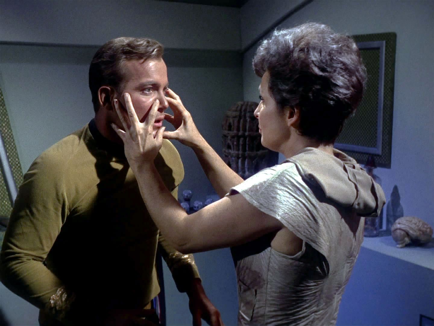 Teprve když se "Nancy" vrhne na Kirka, aby ho paralyzovala a vysála mu sůl, doktor uvěří a vystřelí.