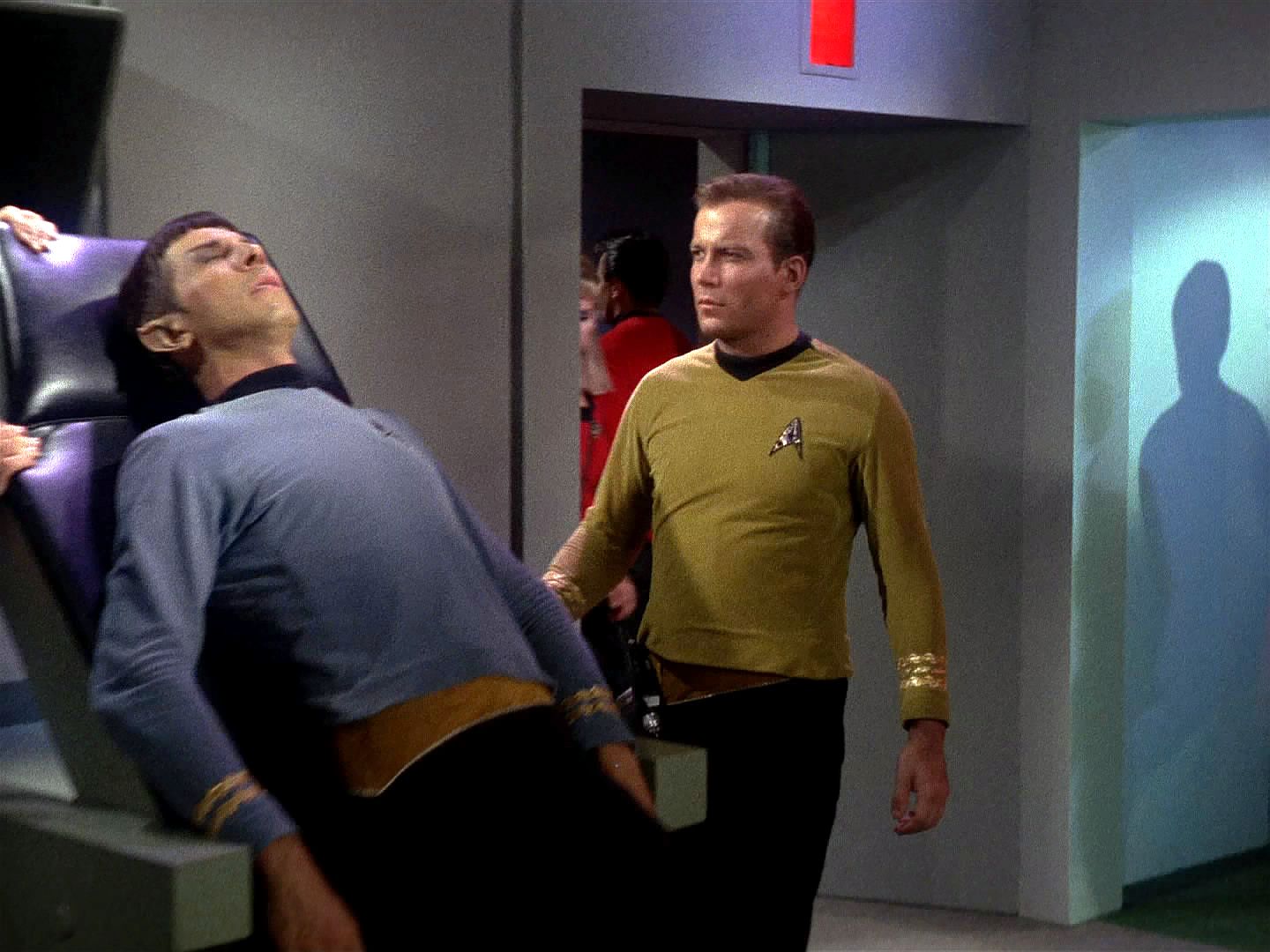 Profesor odešel s "doktorem" na ošetřovnu a podezíravý Spock je doprovázel. Stvoření napadlo i jeho, ale "Spockovi předci plavali v jiných mořích", jeho sůl "Nancy" nechutnala.