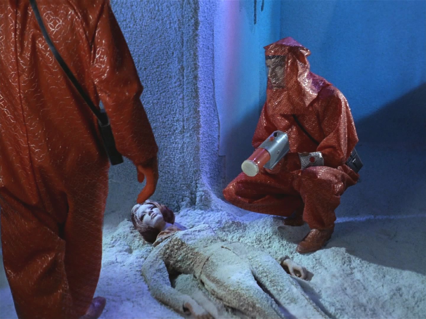 Vědecký tým, který má Enterprise evakuovat z rychle se hroutící planety Psí 2000, najde výsadek zmrzlý. Zvláštní je, že působí, jako kdyby nebezpečí nebrali na vědomí.