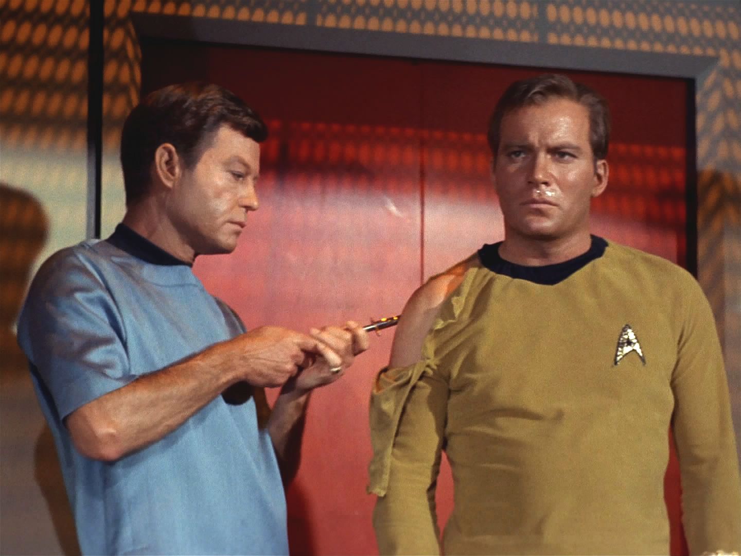 Doktor McCoy na poslední chvíli zjistil, že na vině je polymerovaná voda, a pečlivě očkuje každého, s kým přijde do styku. Scotty a Spock nakonec úspěšně loď odtrhnou od planety.