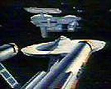 V popředi Enterprise, v pozadi nákladní vesmírná loď Huron