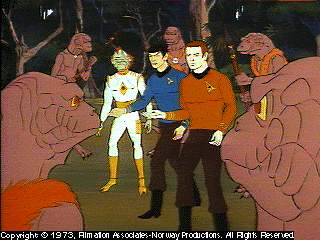 Bem, Spock a Kirk obklíčeni domorodci