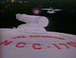 U.S.S. Enterprise, v pozadi romulanská vesmírná loď