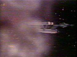 Enterprise se skrývá před romulanskými loděmi v energetickém poli