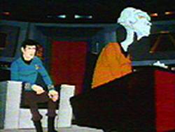 Spock na můstku, v popředí poručík Arex
