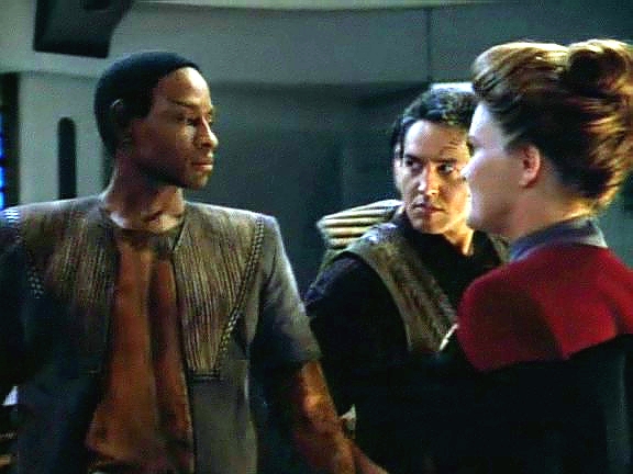Spolu s Chakotayem se na palubu Voyageru přenesl také Tuvok, vlastně šéf bezpečnosti Voyageru. Kapitán a Chakotay se rozhodují pro společný postup.