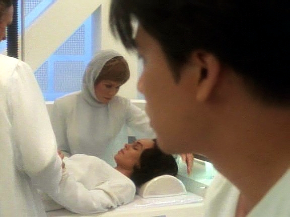 Mezitím se Kim a B'Elanna Torresová proberou v jakési nemocnici a na těle mají ošklivě vypadající boláky.