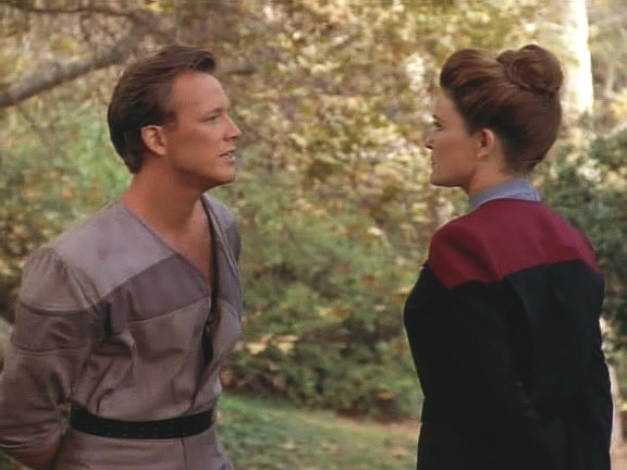 Pátráním je pověřen Voyager kapitána Janewayové. Ta si vyžádala pomoc poručíka Parise, který před časem s Makisty krátce spolupracoval a nyní je ve vězení.