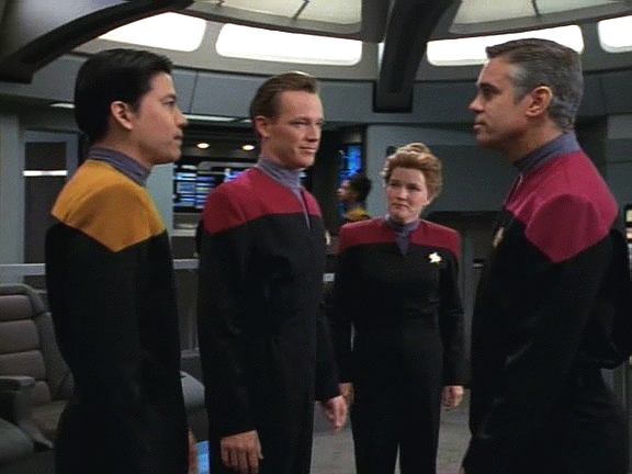 Parise ve funkci pozorovatele členové posádky Voyageru nevítají nadšeně. Všichni znají jeho minulost a nechtějí s ním nic mít.