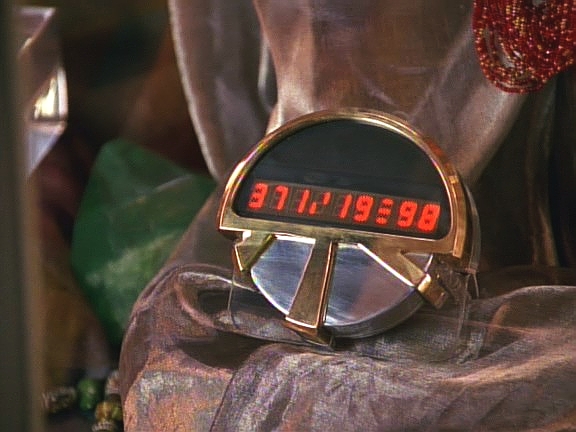 Tom našel takovýto chronometr v troskách. Teď se opatrně vyptává, co ta čísla ukazují, a zjistí, že se propadli pouhých několik hodin před katastrofální explozi.