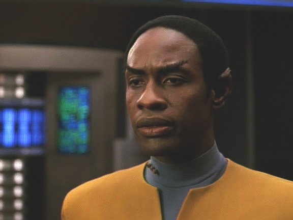 Až po Romulanově úspěšné rematerializaci na jeho lodi Tuvok sděluje, že doktor R'Mor zemřel v roce 2367. Vzkaz Voyageru Hvězdná flotila s největší pravděpodobností nikdy nedostala.