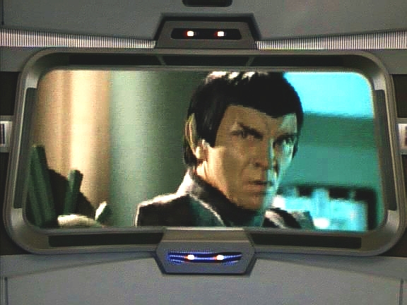 Romulan použije svůj zesilovač a naváže vizuální spojení. Je dost zmatený, romulanská rozvědka přeci měla zjistit, že Federace má zcela nový typ lodí a také jiné uniformy.