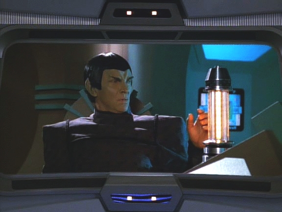 Testy vypadají dobře, Romulan - pravda, s jistými potížemi - v pořádku obdržel testovací válec. Odmítá na své lodi přijmout testovací osobu, navrhuje ale, že se transportuje on k nim.