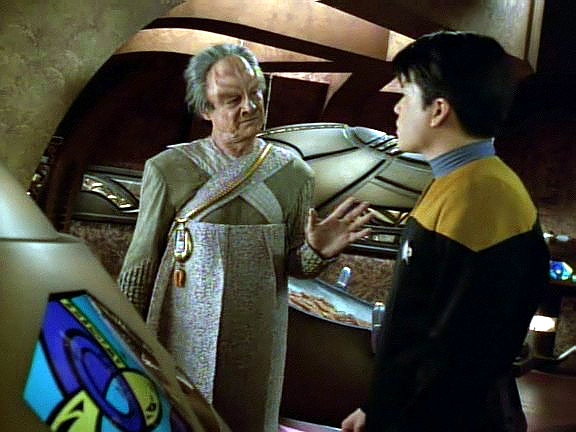 Doktor Neria, hlavní thanatolog, touží po informacích o Další emanaci. Harry podle pravdy říká, že viděl pouze mrtvá těla na asteroidu.