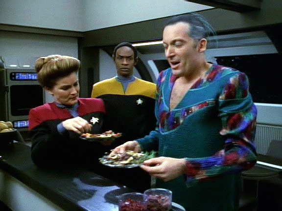 Na Voyager se v podstatě pozval Gath a zve posádku k pobytu na své planetě Sikaris. Všichni jsou dovolenou nadšeni a kapitán souhlasí, tím spíš, že se jí Gath líbí.