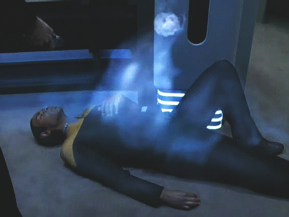 Je zřejmé, že na lodi jsou vetřelci dva. B'Elanna najde metodu, jak je zjistit, a bytost druhu Komarů z mlhoviny opouští Tuvokovo tělo. Voyager se ocitá pod jejich útokem.