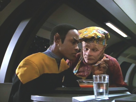 Neelix uvařil Tuvokovi plomeekovou polévku, k receptu z databáze však přistoupil příliš kreativně. Tuvoka zachrání Chakotay, který ho volá na můstek.