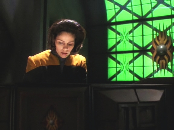Lidská B'Elanna se na základně dokáže dostat k počítači a téměř se jí podaří vypnout silové pole maskující základnu. Je však objevena.