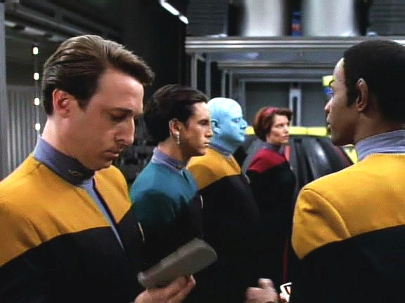 První setkání s čtyřčlennou skupinou vybranou Chakotayem končí jejich pohrdavým odchodem, Tuvokovi se však dostane podpory od Chakotaye, a tak výcvik může začít.