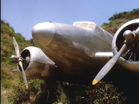 Kapitánův tým pátrá po zdroji signálu SOS a nachází letadlo z první poloviny pozemského 20. století.