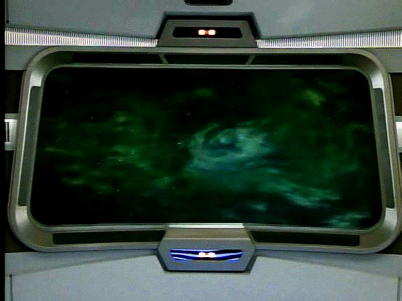 Můstek, jemuž velí Tuvok, zaznamenal zvláštní prostorovou distorzi. Nelze jí uniknout, vypnula warp pohon a vyřadila komunikaci.