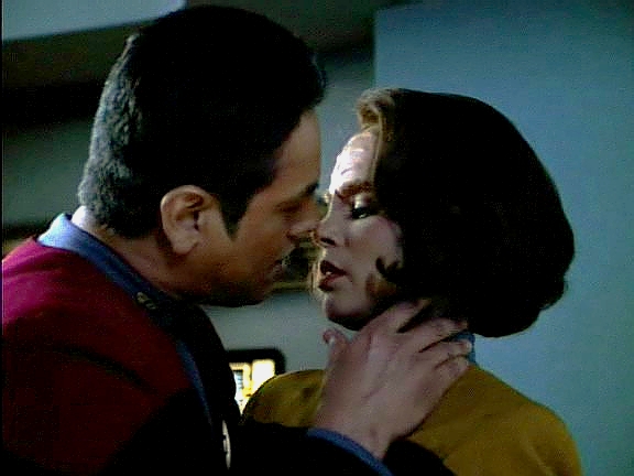 B'Elanna má nápad, jak telepatické halucinace zneškodnit, rozptyluje ji však Chakotay. B'Elanna zkamení jako všichni ostatní a zlý telepat je opět v bezpečí.