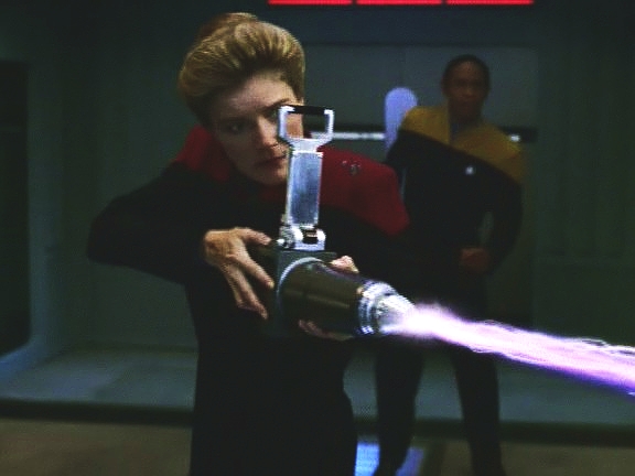 To kapitánovi stačilo, aby použila zbraň s toxinem, kterou opatrný Tuvok připravil, čímž Suspirii omráčí, takže jsou schopni uzavřít ji do silového pole.