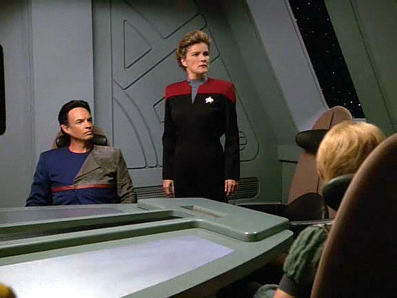 Kvůli ní souhlasí s návštěvou Voyageru. Ohromená Janewayová se dozvídá, že měli zabít Ochránce a že se o Voyageru mluví jako o lodi drancující planety na své cestě.