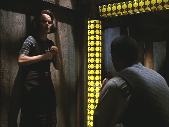 B'Elanna a Tuvok končí v cele a čelí podezření, že pomáhají alsaurianskému hnutí odporu. Tuvok je podroben krutému výslechu.