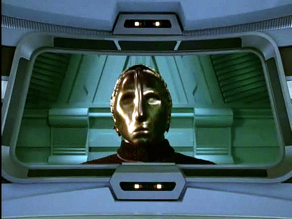 Cravický automatický velitel 122 požaduje, aby se Voyager držel stranou. Vypadá to, že se Voyager zapletl do války robotů.
