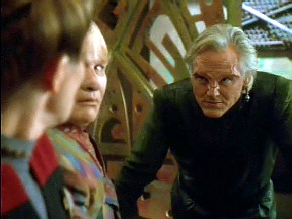 Je to však Mabus, který naléhá, aby opustili místnost. Delegaci z Voyageru je jasné, že Mabus chce vyřídit všechny své nepřátele. Kapitán varuje Kazony, aby se kryli,…
