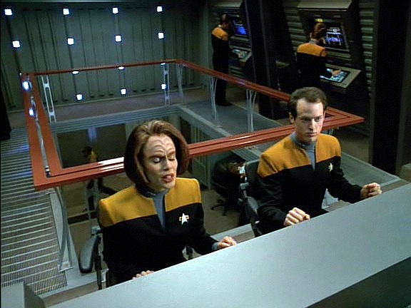 Voyager našel nový druh dilithia a Tom, B'Elanna a Harry vybavili raketoplán transwarpovým pohonem schopným překonat warp 10. Pilotuje samozřejmě Tom.