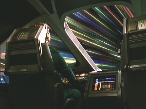 S kapitánem v bezvědomí mizí transwarpem. Bezmocný Voyager se může jen snažit sledovat warp stopu.