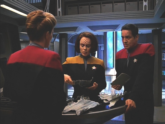 Analýzou trosek neznámé lodi B'Elanna a Chakotay zjišťují, že ji zničila autonomní cardassijská střela, kterou B'Elanna před časem přeprogramovala pro účely Makistů.