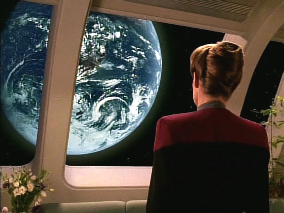 Q kupodivu tento dojem nemá a dokonce se pokouší kapitána podplatit, aby rozhodla ve prospěch Q Kontirua. Pokud tak učiní, slibuje, že Voyager vrátí k Zemi.