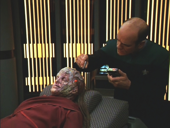 Voyager vzal na palubu umírající vidiianskou ženu. Doktor využívá jejího implantátu podporujícího přenos nervových impulsů…