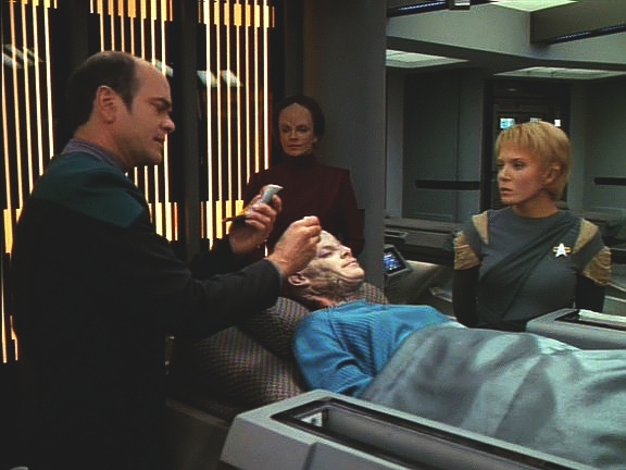 Klingonská DNA už měla být uchycená, ale skener ukazuje špatné hodnoty. Doktor zjišťuje, že někdo sabotoval jeho snahu udržet Danaru naživu.