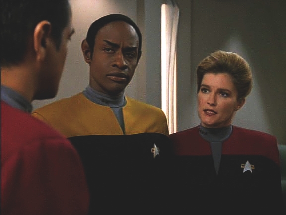 Kapitán a Tuvok přiznávají, že měli podezření na špeha, ale nebyl to Tom. Jeho chování bylo součástí plánu dostat se ke Kazonům. Chakotay je dotčen, Neelix má pokračovat ve šťourání.