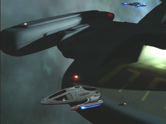 Drayané si přejí, aby Voyager odletěl, raketoplán už víc než dost znesvětil posvátný měsíc. Kapitán ale letí s Tomem na povrch, aby napřed vyzvedla Tuvoka.