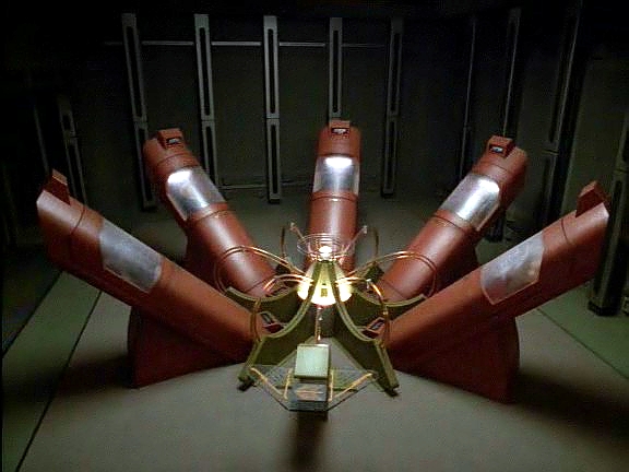 Skeny objevily v podzemí stázové moduly a posádka je transportuje na palubu. Dva z obyvatel jsou už mrtví, tři žijí.