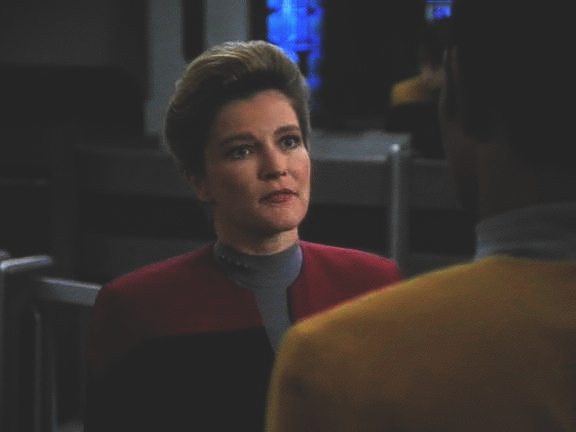 Kapitán si neodpustí popíchnout Tuvoka. Jednal proti jejím rozkazům, což byla, jak se domnívá, téměř emocionální reakce.