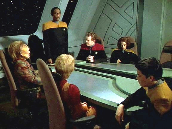 Voyager letí dál k domovu pod velením Tuvoka. Ten má nyní na starost mimořádně frustrovanou posádku.