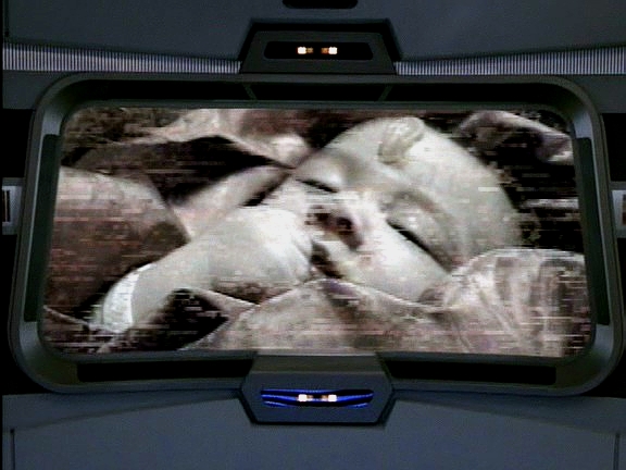 Voyager zachytil signál kazonské bóje. Je to Sesčino volání o pomoc. Když Culluh zjistil, že dítě není jeho, rozhodl se údajně chlapce i ji zabít.