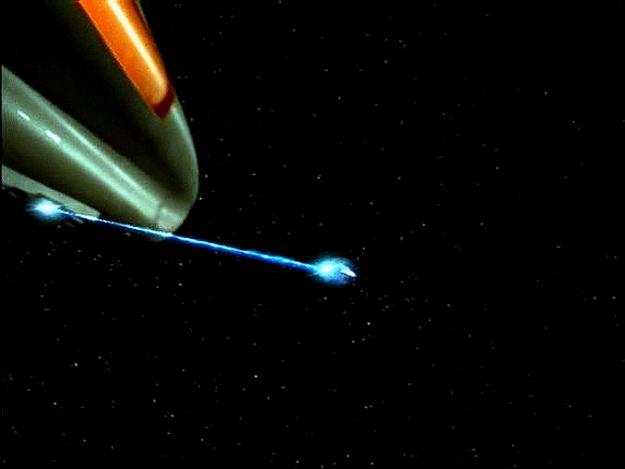 Tom se snaží odletět raketoplánem pro pomoc Talaxianů. I na něj ale Kazoni střílejí a Voyager s ním ztrácí kontakt.